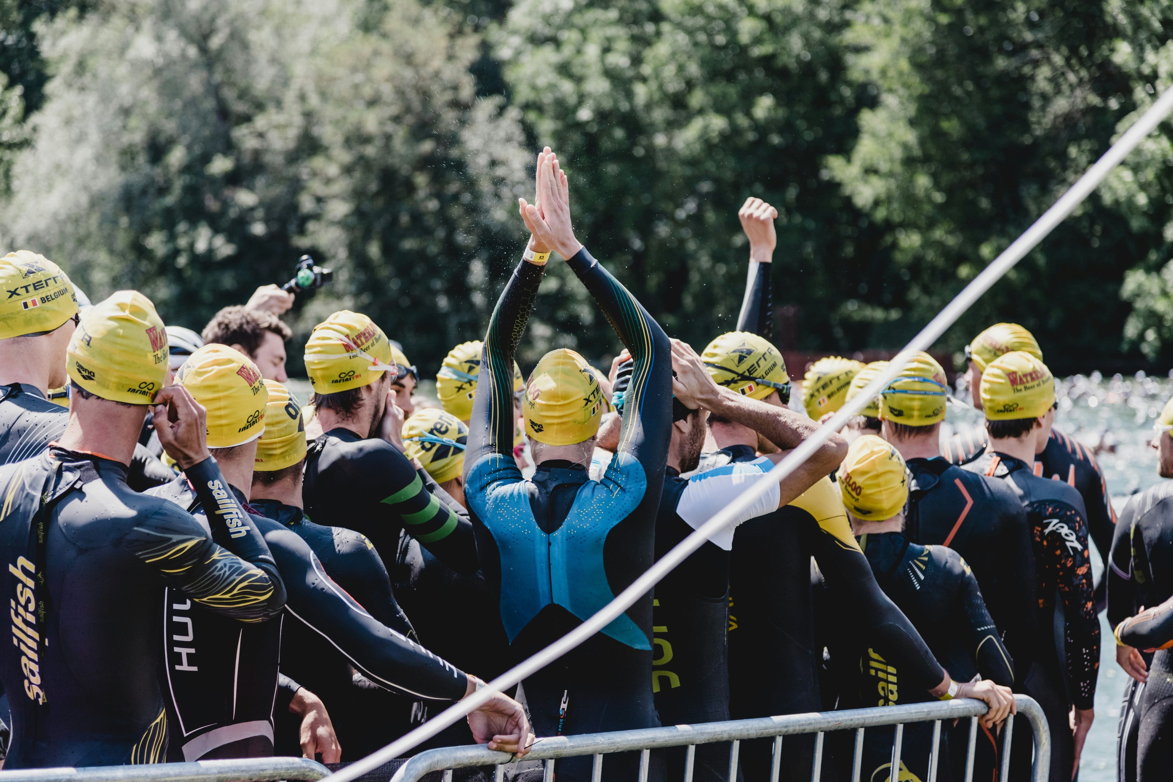 Triatletas antes de competencia con hidratación de electrolitos deportivos