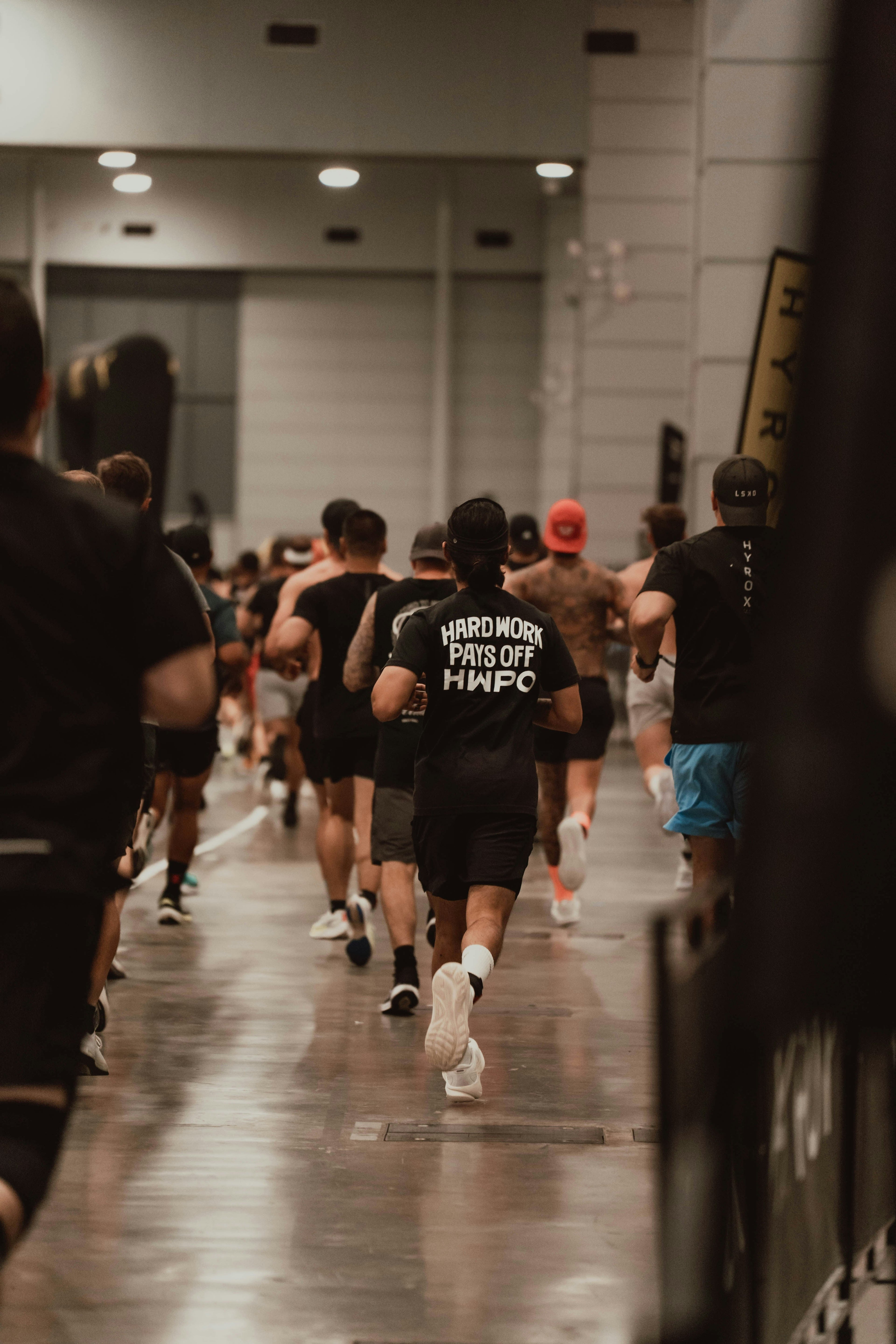 Atletas en entrenamiento funcional intenso con electrolitos deportivos