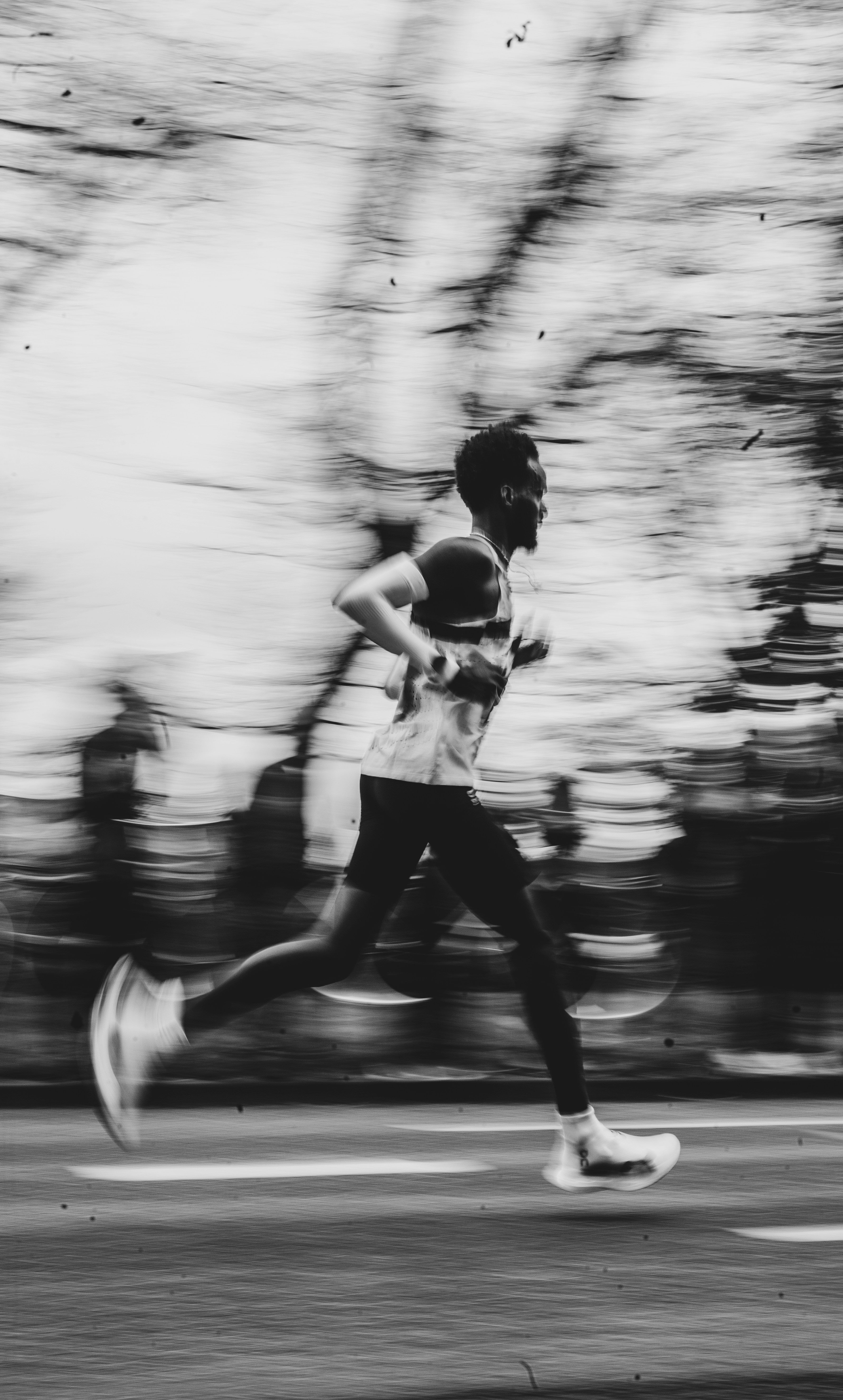 Runner urbano en movimiento con hidratación de electrolitos sin azúcar