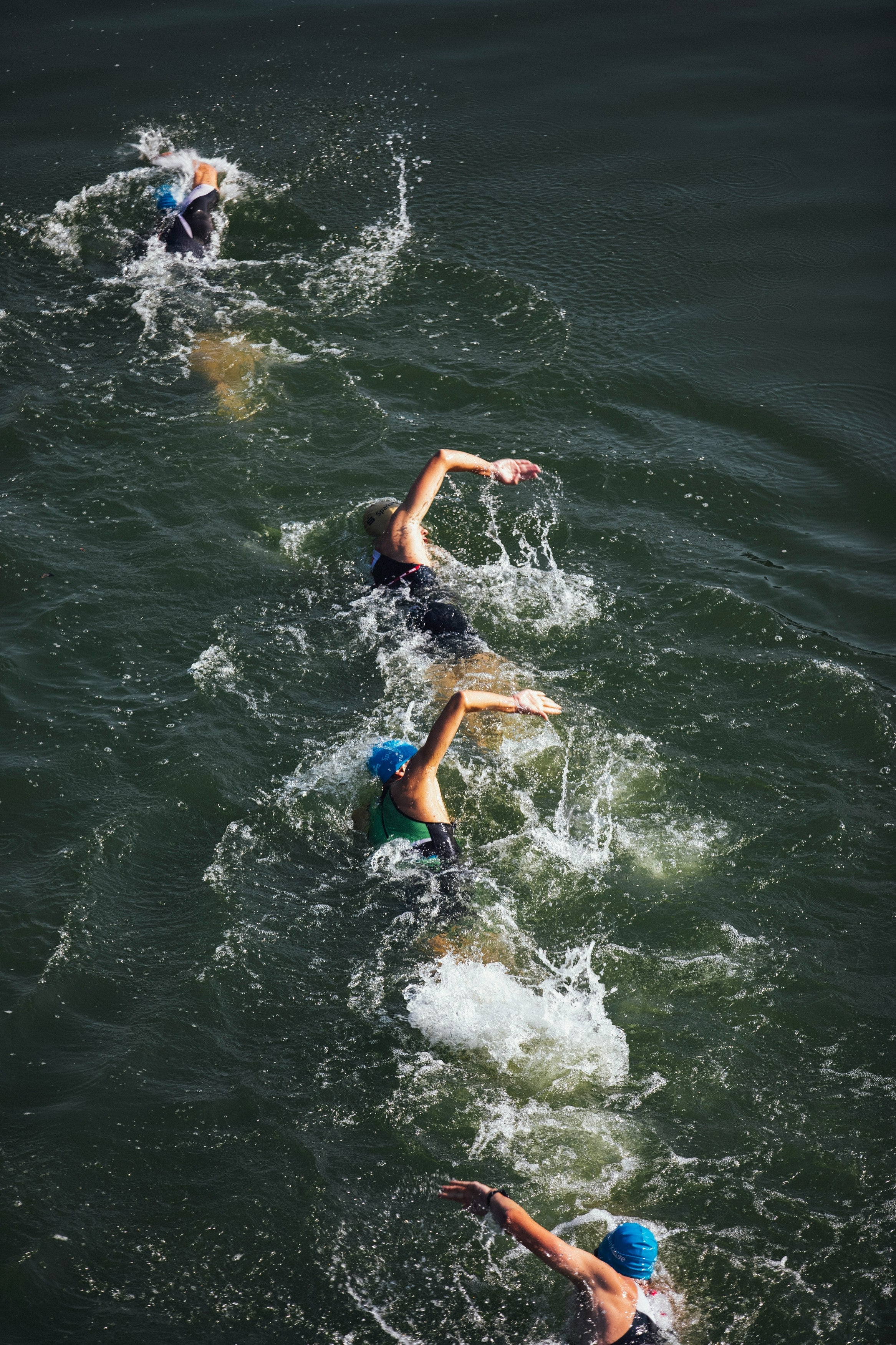 Nadadores en aguas abiertas durante competencia de hidratación deportiva